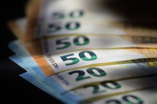 banconote euro con luci suggestive