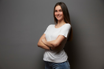 Obraz premium young girl posing in studio background