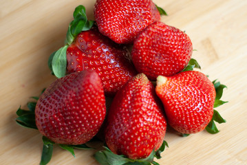 Strawberries on round wood tray