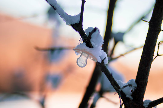 verlorener schnuller in der winterlandschaft