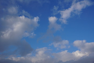 Cielo azul con nubes