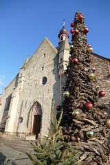 Sankt-Jakobus-Kirche mit weihnachtlichem Rebknorzenbaum in Rüdesheim am Rhein