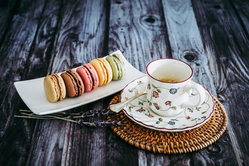 Tasse de café et assortiment de patisseries macarons colorés