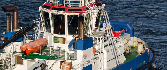 TUGBOAT - Auxiliary ship on a cruise at sea © Wojciech Wrzesień