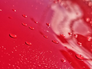 gotas sobre fondo rojo