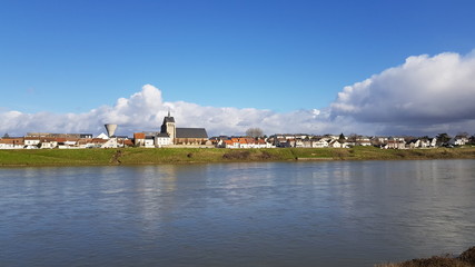 Fototapeta na wymiar Saint-Denis-de-l'Hôtel, vue de Jargeau, avec vue de la Loire.