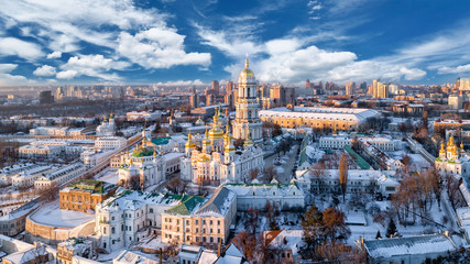 Coucher du soleil orange et nuage au-dessus du paysage urbain Kiev, Ukraine, Europe