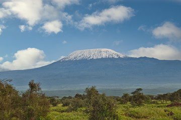 Bilder von dem Schneebedeckten Kilimandscharo in Tansania 