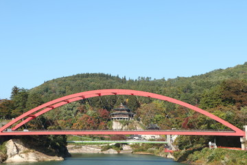 只見川に架かる赤い橋