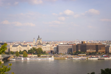 Fototapeta na wymiar Beautiful views of the Danube in Budapest