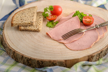 Leberkäse auf einem Holzbrett