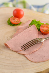 Leberkäse auf einem Holzbrett