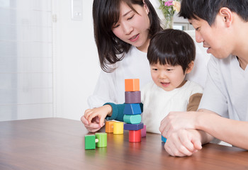 積み木で遊ぶ若い家族