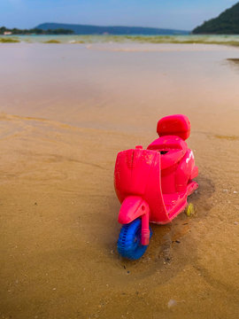 Le voyage d'une moto en plastique