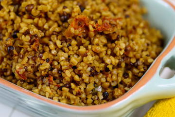 plat de boulghour cuisiné avec des épices et des légumes