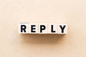 Obraz premium Letter block in word reply on wood background