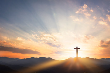 Goede Vrijdagconcept: kruis met zonsondergang op de hemelachtergrond