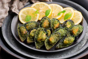 seafood mussels with lemon and garlic