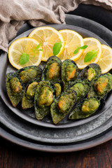 seafood mussels with lemon and garlic