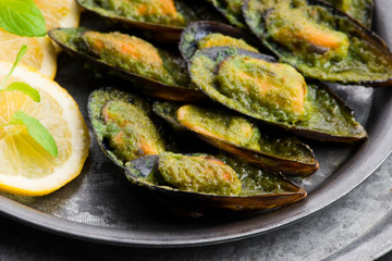 seafood mussels with lemon and garlic