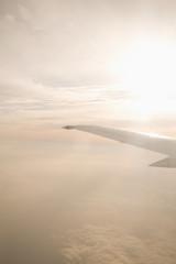 Fototapeta na wymiar 飛行機の翼と太陽 