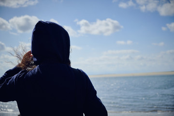 girl looks at the sea horizon