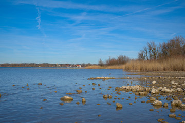 Wunderschöner Tag mit blauem Himmel am Chiemsee