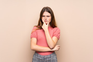 Obraz premium Ukrainian teenager girl over isolated background thinking an idea