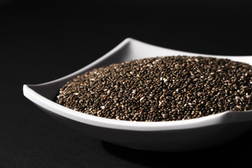 recipiente  llena con semillas de chia 