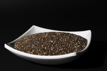 recipiente  llena con semillas de chia 