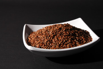 taza de cerámica con linaza natural entera en su interior 