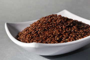 taza de cerámica con linaza natural entera en su interior 