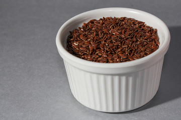 taza de cerámica con linaza natural entera en su interior 