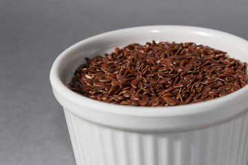 taza de cerámica con linaza natural entera en su interior  