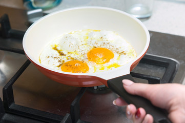 Cooking fried eggs
