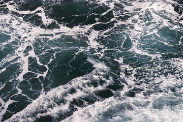 textura de las olas rotas en el mar