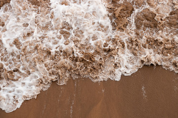 Fototapeta na wymiar espuma de la ola explotada en la orilla del mar