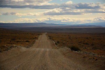 Fototapeta na wymiar Ruta de tierra en Patagonia, Argentina