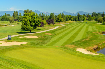 Obraz premium Golf course with gorgeous green.