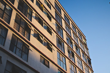 Ventanas de edificio y cielo azul