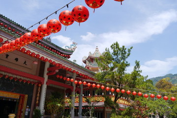 Rote Lampions für chinesisches Neujahrsfest vor buddhistischen Tempel