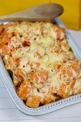 gratin de patate douce sur une table