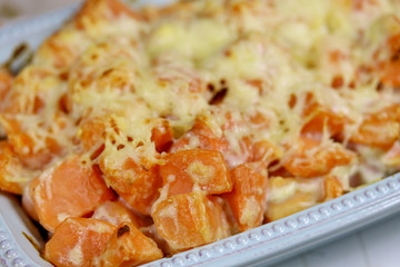 gratin de patate douce sur une table