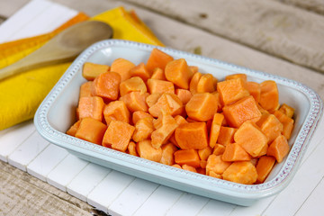 cubes de patates douces cuites dans un plat