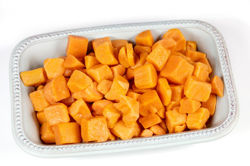 cubes de patates douces cuites dans un plat