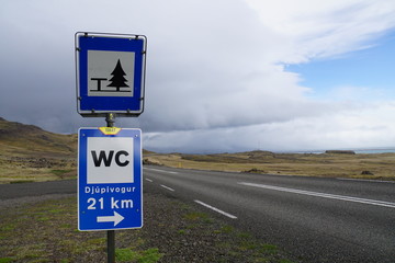 Island Schild in der Landschaft 