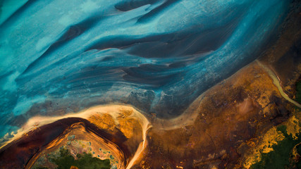 Luchtfoto van bovenaf op een groene en blauwe gletsjerrivierstroom in Zuid-IJsland. Prachtige patronen, texturen en structuren. Smeltende gletsjer, opwarming van de aarde en klimaatverandering concept