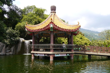 Penang Chinesischer Garten mit Pavillon im Wasser und Wasserfall in den Tropen