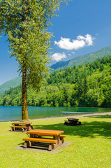 Obraz premium Picnic tables near mountain lake in Vancouver, Canada.