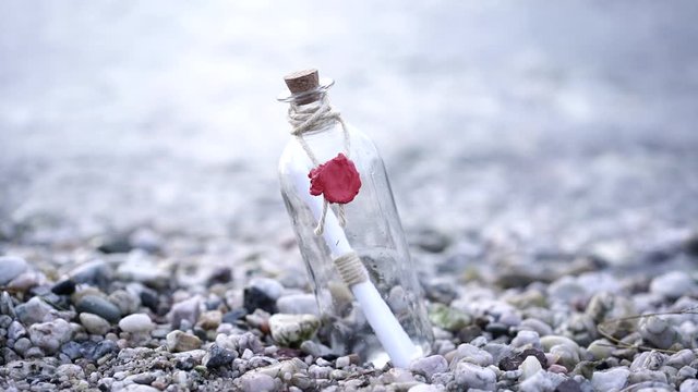 Flaschenpost am Strand